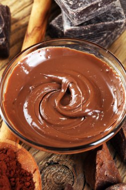 Eriyen çikolata ya da bir çikolata girdap ile eritilmiş çikolata. Birçok yığını ve toz ile fiş