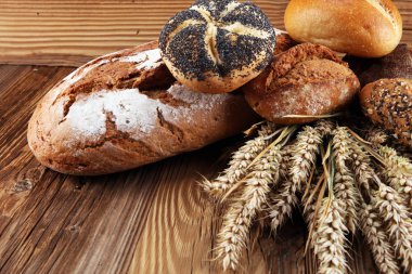 Ekmek ve ekmek çeşitleri gemide yukarıdan alır. Mutfak veya fırın poster tasarımı.