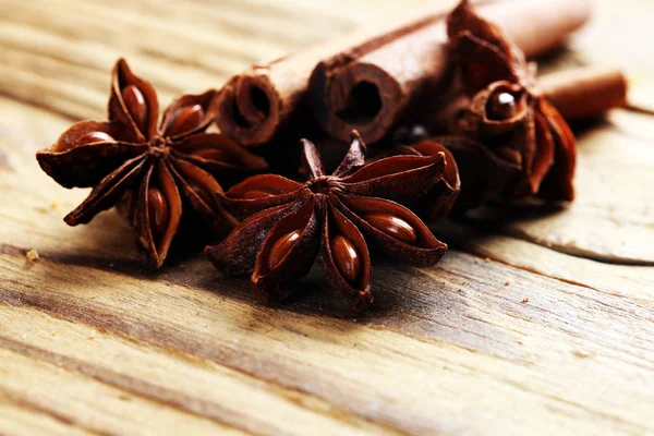 Tarçın ve anasonu. Noel tatili ooden kurulları zemin üzerine 