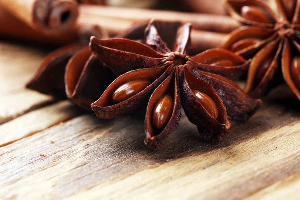 Tarçın ve anasonu. Noel tatili ooden kurulları zemin üzerine 