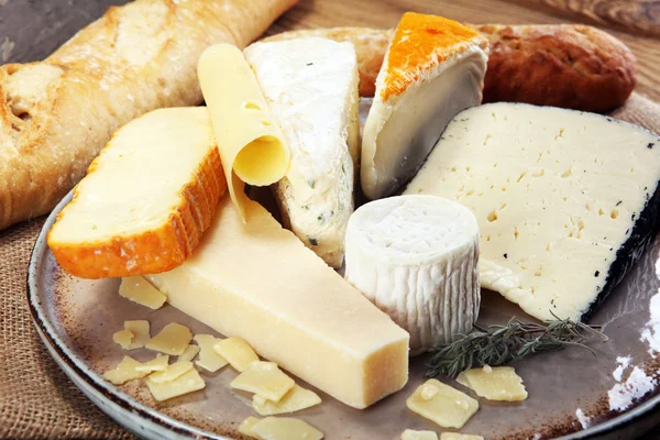 소박한 접시에 치즈와 플래터 — 스톡 사진