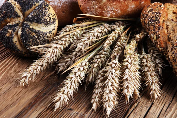 Ekmek ve ekmek çeşitleri gemide yukarıdan alır. Mutfak veya fırın poster tasarımı.