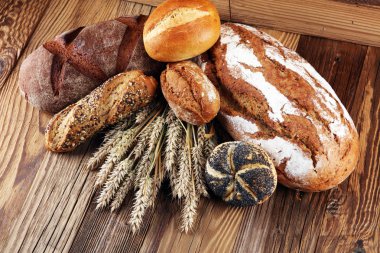 Ekmek ve ekmek çeşitleri gemide yukarıdan alır. Mutfak veya fırın poster tasarımı.