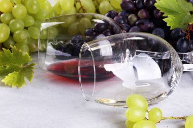 Kırmızı şarap ve beyaz şarap üzüm ve rustik zemin üzerine gözlük ile