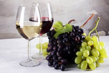 Kırmızı şarap ve beyaz şarap üzüm ve rustik zemin üzerine gözlük ile