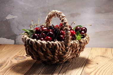 Kırmızı taze kiraz masanın üzerine Cherry.A Grup 