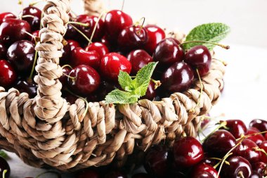 Kırmızı taze kiraz masanın üzerine Cherry.A Grup 