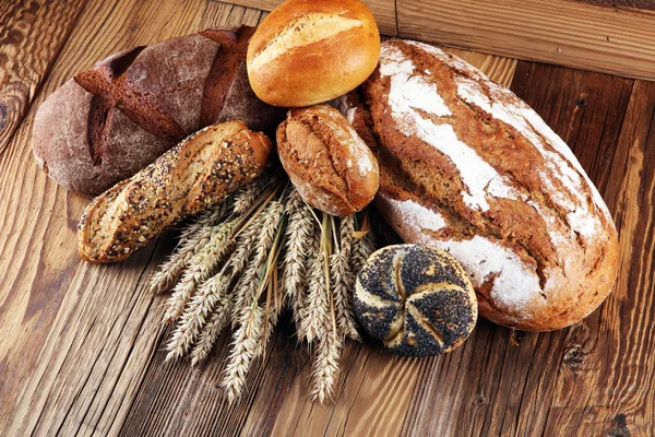 Ekmek ve ekmek çeşitleri gemide yukarıdan alır. Mutfak veya fırın poster tasarımı.