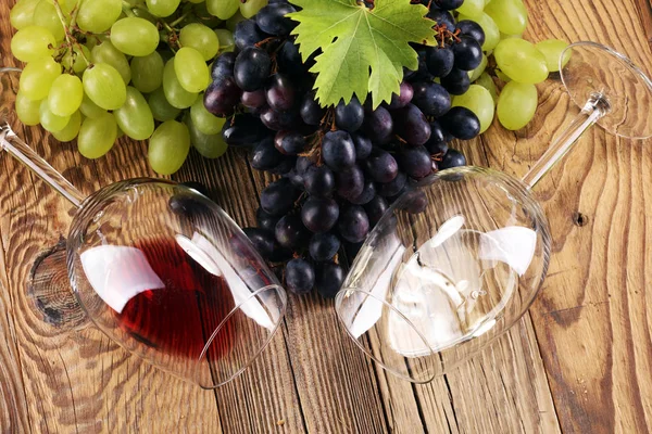 Vinho Tinto Vinho Branco Com Uvas Copos Fundo Rústico — Fotografia de Stock