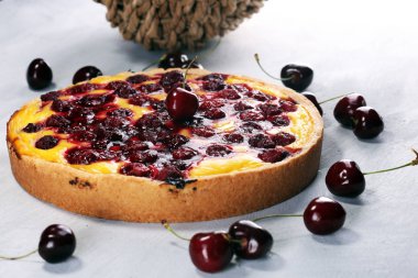 kiraz kek ve kiraz masada bir demet.