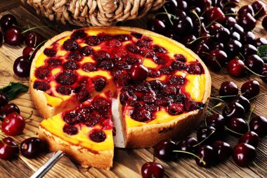 kiraz kek ve kiraz masada bir demet.