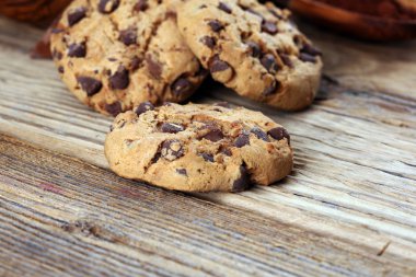 Çikolata kurabiye masada. Çikolatalı kurabiye vurdu