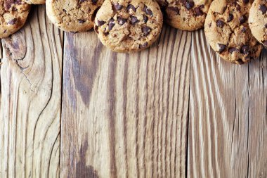 Çikolata kurabiye masada. Çikolatalı kurabiye vurdu