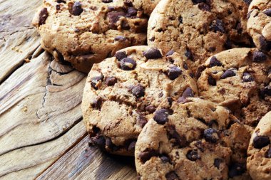 Çikolata kurabiye masada. Çikolatalı kurabiye vurdu