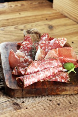 Lezzetli salam, ham ham ve İtalyan crudo veya jamon yemek tepsisi. Et tabağı ile seçme