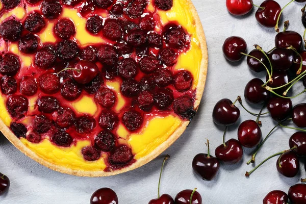 Pastel Cereza Montón Cerezas Mesa — Foto de Stock