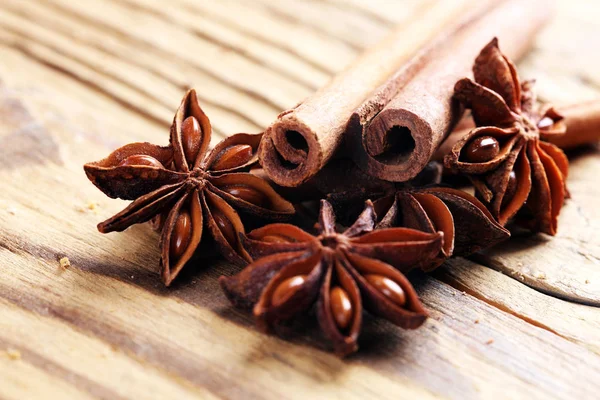 Tarçın ve anasonu. Noel tatili ooden kurulları zemin üzerine 