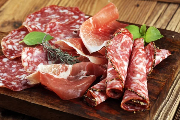 Voedsel Dienblad Met Heerlijke Salami Rauwe Ham Italiaanse Crudo Jamón — Stockfoto