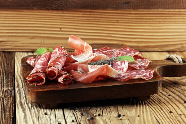 Vassoio Con Deliziosi Salumi Prosciutto Crudo Crudo Italiano Marmellata Piatto — Foto Stock