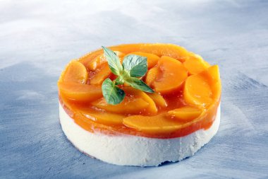 Cheesecake ile peache. Şeftalilerin ev yapımı kek.