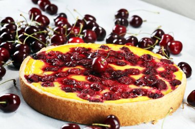 kiraz kek ve kiraz masada bir demet.