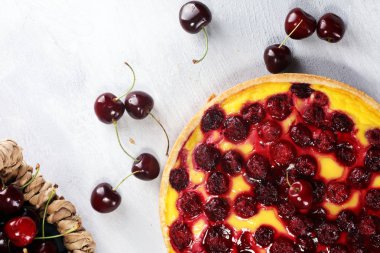 kiraz kek ve kiraz masada bir demet.