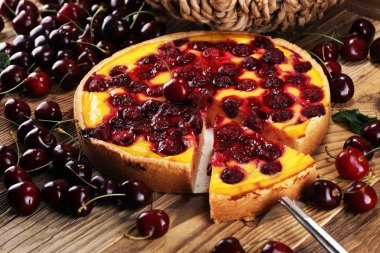 kiraz kek ve kiraz masada bir demet.