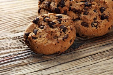 Çikolata kurabiye masada. Çikolatalı kurabiye vurdu