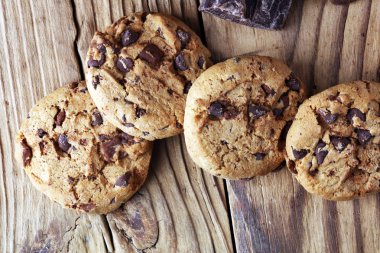 Çikolata kurabiye masada. Çikolatalı kurabiye vurdu