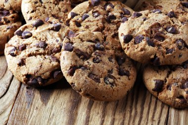 Çikolata kurabiye masada. Çikolatalı kurabiye vurdu