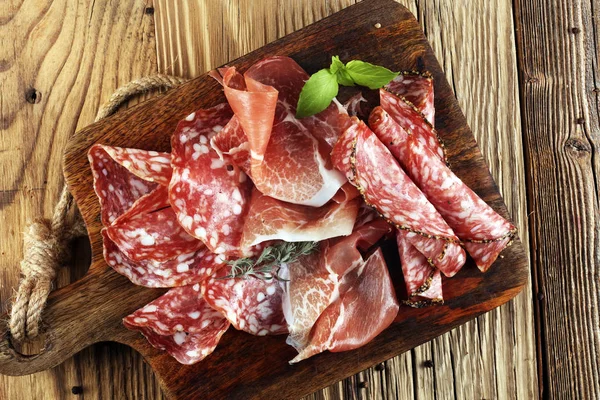 Mit Köstlicher Salami Rohem Schinken Und Italienischem Crudo Oder Marmelade — Stockfoto