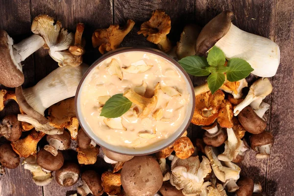 Mushroom soup and variety of raw mushrooms on wooden table. oyster and other fresh mushrooms — Stock Image Mushroom Soup Variety Raw Mushrooms Wooden Table Oyster Other Fresh Stock Picture