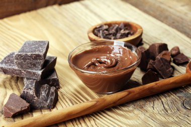 Eriyen çikolata ya da bir çikolata girdap ile eritilmiş çikolata. Birçok yığını ve toz ile fiş