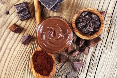 Eriyen çikolata ya da bir çikolata girdap ile eritilmiş çikolata. Birçok yığını ve toz ile fiş