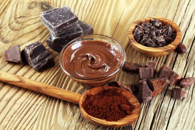 Eriyen çikolata ya da bir çikolata girdap ile eritilmiş çikolata. Birçok yığını ve toz ile fiş