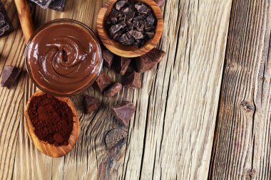 Eriyen çikolata ya da bir çikolata girdap ile eritilmiş çikolata. Birçok yığını ve toz ile fiş