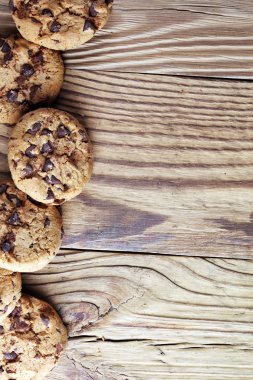 Çikolata kurabiye masada. Çikolatalı kurabiye vurdu