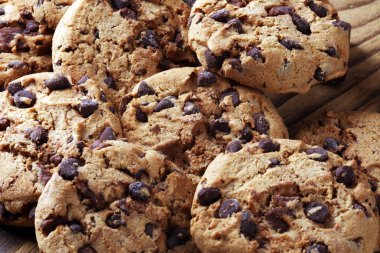 Çikolata kurabiye masada. Çikolatalı kurabiye vurdu