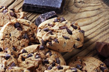 Çikolata kurabiye masada. Çikolatalı kurabiye vurdu