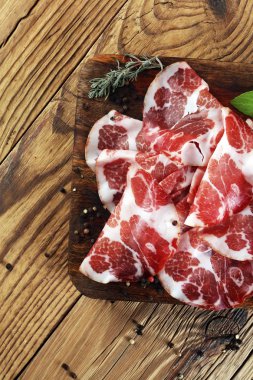 İtalyan dilimlenmiş baharatlı çay. Çiğ jambon. Crudo veya jamon.