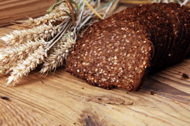 yukarıdan ahşap tahta üzerinde ekmek. Mutfak veya fırın poster tasarımı.
