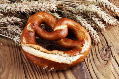 Masada tuz yakın çekim ile Alman simit.