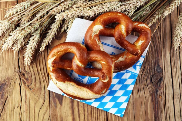 Pretzels Alemães Com Sal Close Sobre Mesa — Fotografia de Stock