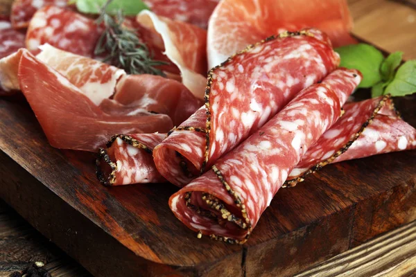 Поднос Вкусной Салями Сырой Ветчиной Итальянским Крудо Хамоном Мясо Блюдо — стоковое фото