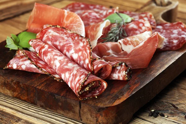 Vassoio Con Deliziosi Salumi Prosciutto Crudo Crudo Italiano Marmellata Piatto — Foto Stock