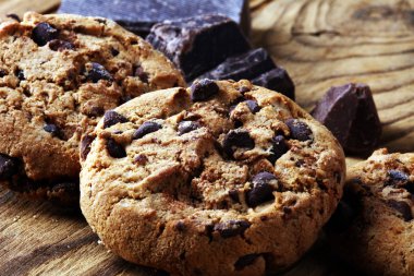 Çikolata kurabiye masada. Çikolatalı kurabiye vurdu