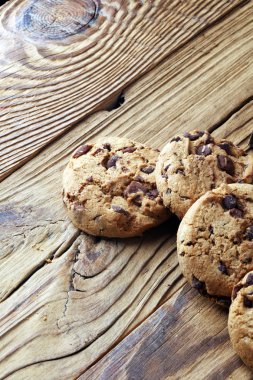 Çikolata kurabiye masada. Çikolatalı kurabiye vurdu