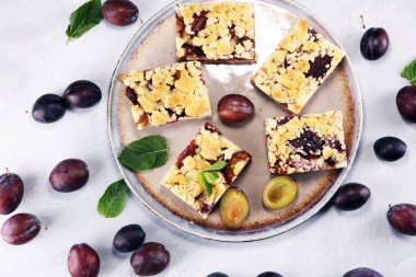 Ahşap arka planda erikli, rustik erikli kek.