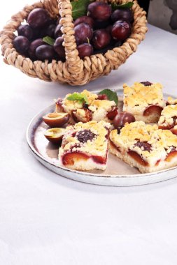 Ahşap arka planda erikli, rustik erikli kek.