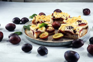 Ahşap arka planda erikli, rustik erikli kek.